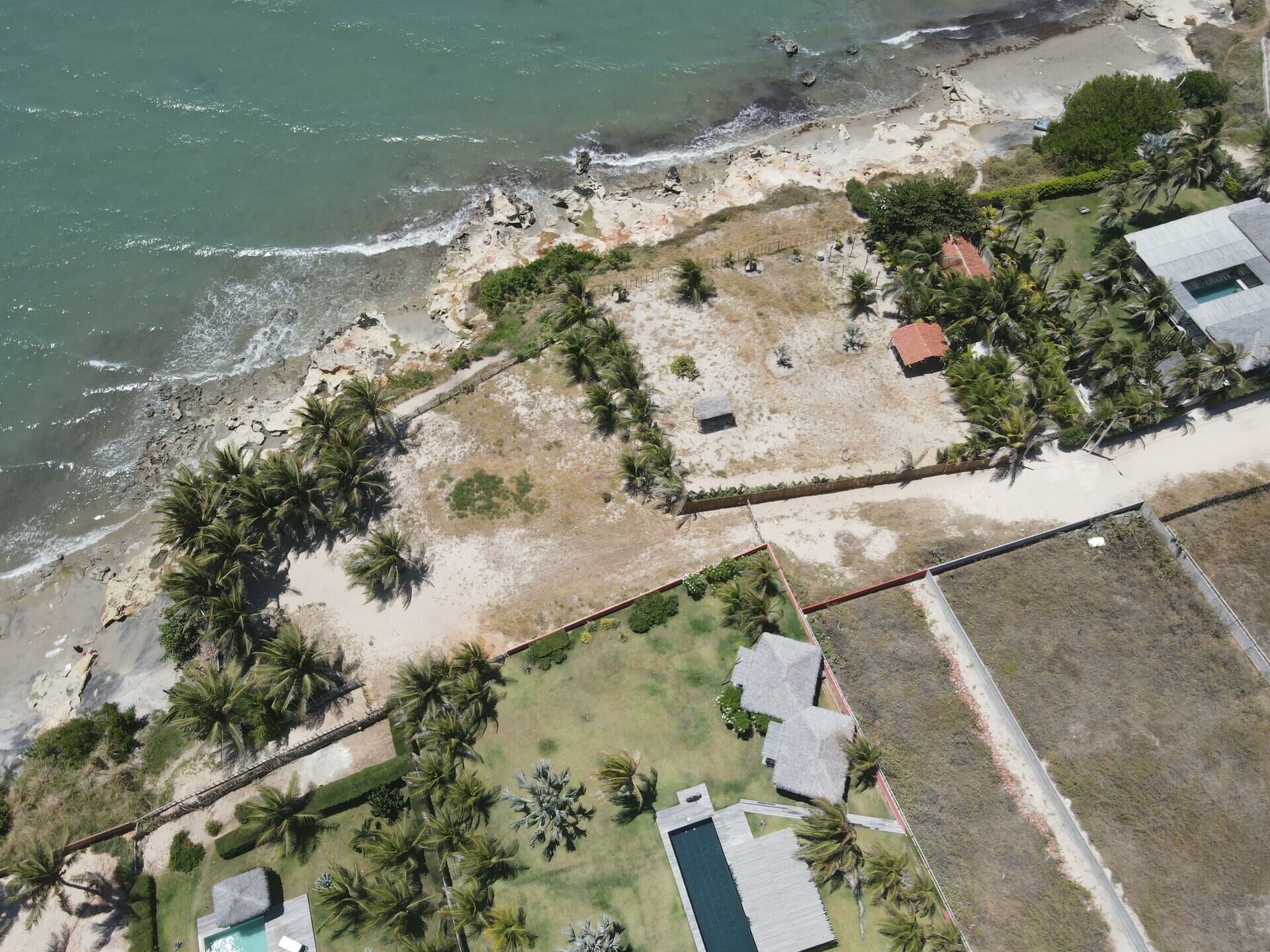 Imagem de Terreno frente ao mar, pé na areia, com três lote em Fortim